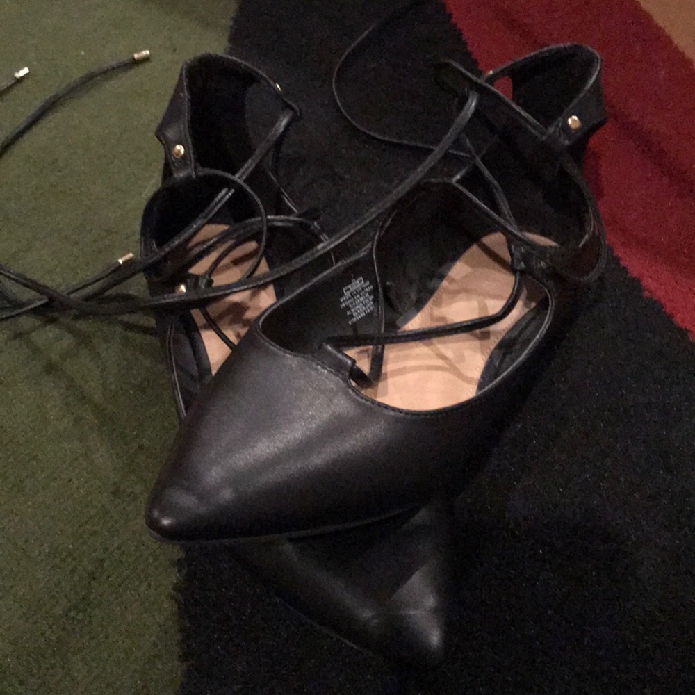 Flats with laces